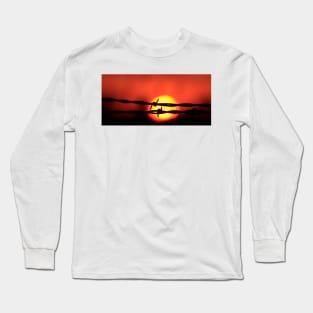 Kansas Sunset with the Sun and a barbwire silhouette. Long Sleeve T-Shirt